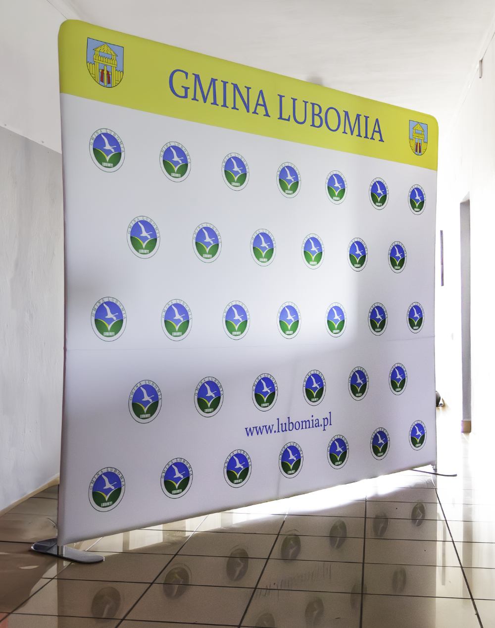 Gerade Sponsorenwand mit Logos