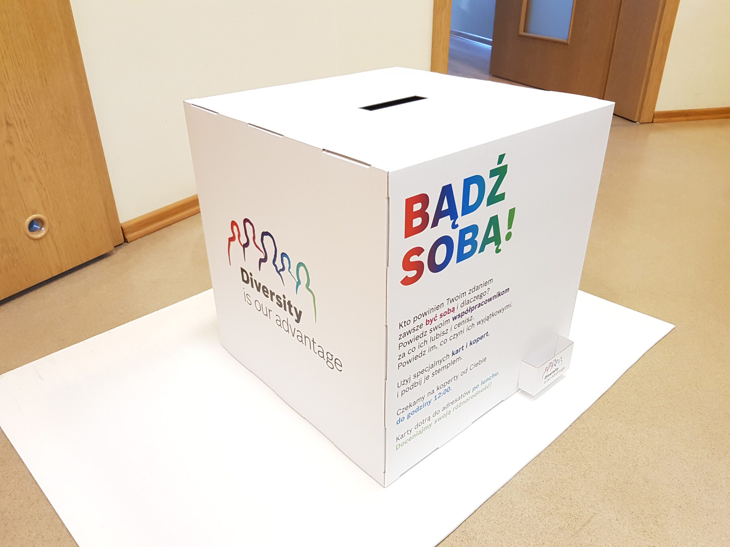 Kartonwürfel als Display 70x70cm